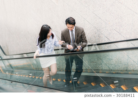 亞洲 男 女 商務 人士 上班族 手扶梯 商談 業務 30188411