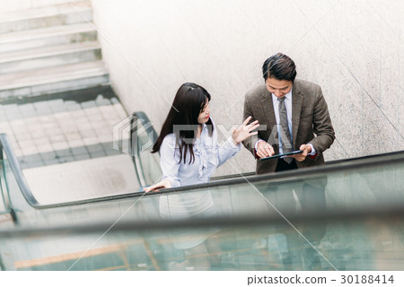 亞洲 男 女 商務 人士 上班族 手扶梯 商談 業務 30188414