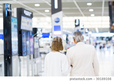 Senior couple (airport) Senior couple (airport) 30189108
