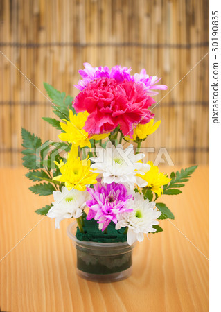 Colorful flower bouquet arrangement in vase 30190835