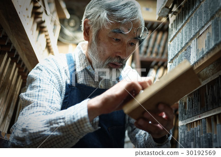 男人在工藝品倉庫 男人在工藝品倉庫 30192569