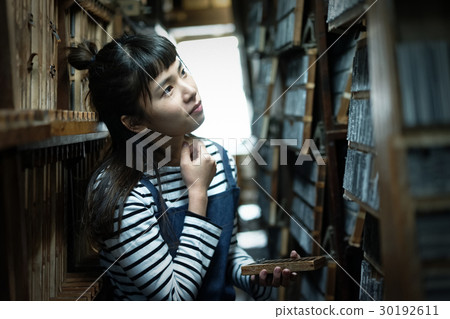 一個女人在工藝品倉庫 30192611