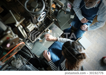 Craftsmaster and apprentice 30192776