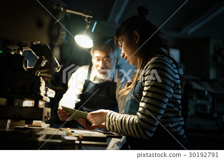 Craftsmaster and apprentice 30192791