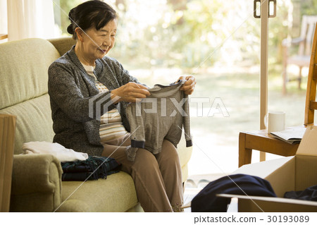 Senior women clapping children's clothing 30193089