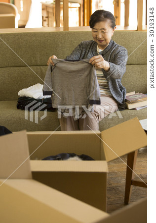 Senior women clapping children's clothing 30193148