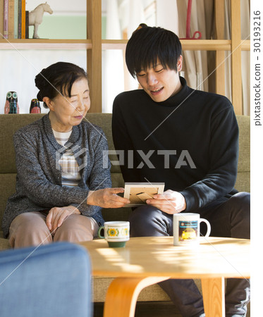 祖母和攝影師孫子 30193216