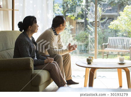 An old couple discussing 30193279