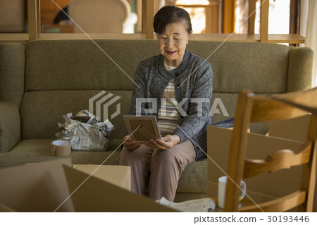 移動工作看到高級女性 30193446