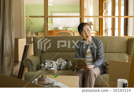 Moving work Seeing senior women Moving work Seeing senior women 30193514
