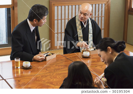 參觀墳墓 30195304