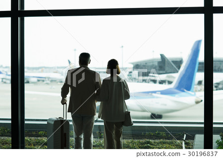 Senior couple (airport) 30196837