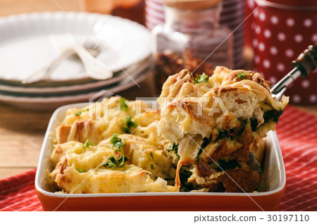 Bread casserole with chicken, spinach and cheese Bread casserole with chicken, spinach and cheese 30197110