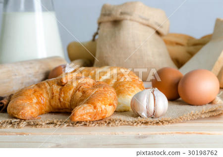 Close up shot of who garlic on hemp sackcloth  30198762