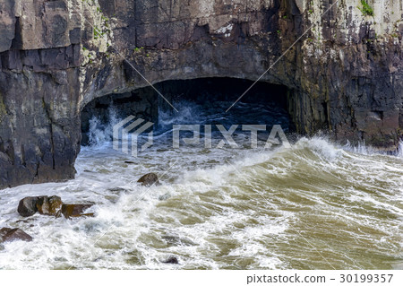 Ocean waves inside the cave 30199357