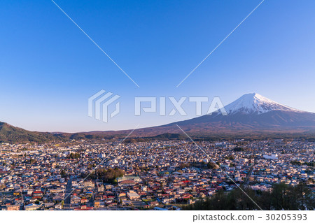 “山梨縣”富士山和住宅區“富士吉田市” 30205393
