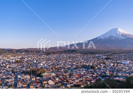 “山梨縣”富士山和住宅區“富士吉田市” 30205394