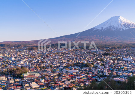 “山梨縣”富士山和住宅區“富士吉田市” 30205395