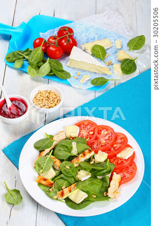 brie, spinach, grilled chicken breast salad 30205506