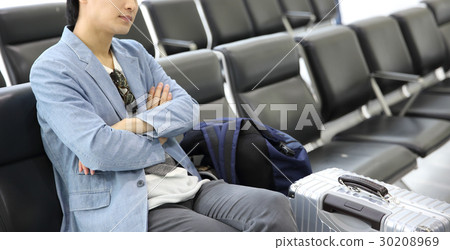 等待在機場的一個人 30208969