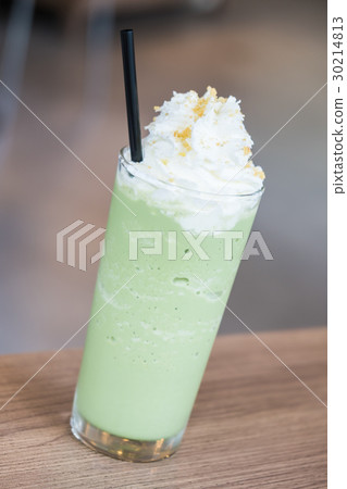 Green tea smoothie 30214813