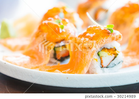 Grilled salmon sushi roll Grilled salmon sushi roll 30214989
