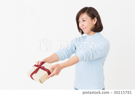 中間女性與禮物微笑 中間女性與禮物微笑 30215781