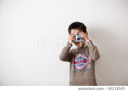 Child is taking pictures 30218505
