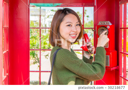 在電話亭中打電話的女人 30218677