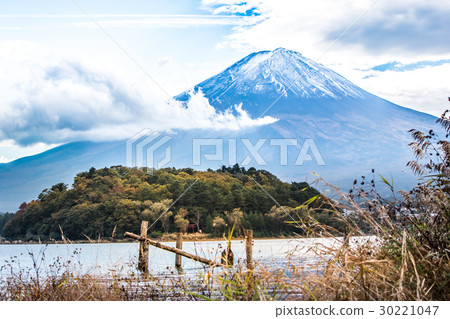 Mount fuji at kawaguchiko Lake in Yamanashi, japan Mount fuji at kawaguchiko Lake in Yamanashi, japan 30221047