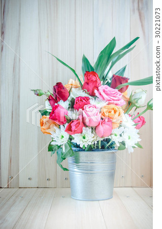 Vase of bouquet Roses in aluminium bucket Vase of bouquet Roses in aluminium bucket 30221073