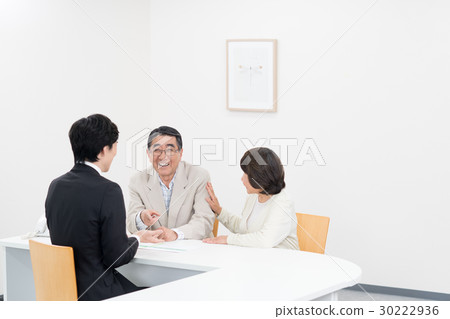 Senior couple (consultation) 30222936