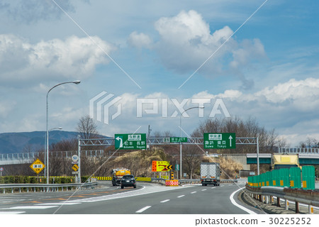在中央高速公路上行駛時很快就會出現Okaya路口 在中央高速公路上行駛時很快就會出現Okaya路口 30225252