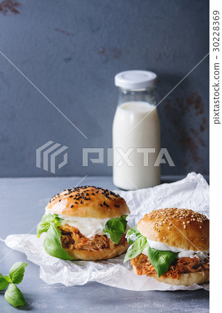 Homemade mini burgers with pulled chicken Homemade mini burgers with pulled chicken 30228369