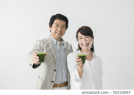 A couple with green juice health law 30229067