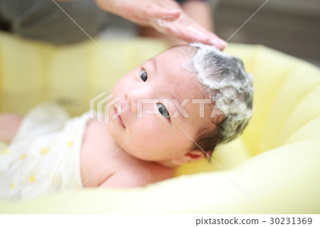 Bathing bath bathing (baby mama child mother daughter 0 years old child care child raising shampoo soap) 30231369