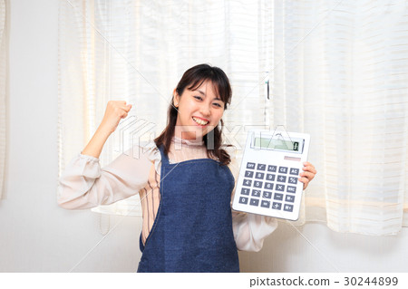 A housewife who plays guts pose with a middle female calculator 30244899