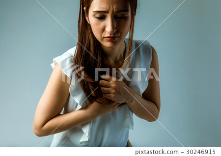 女性胸痛 女性胸痛 30246915