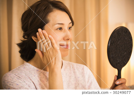 Middle-aged female 30249077