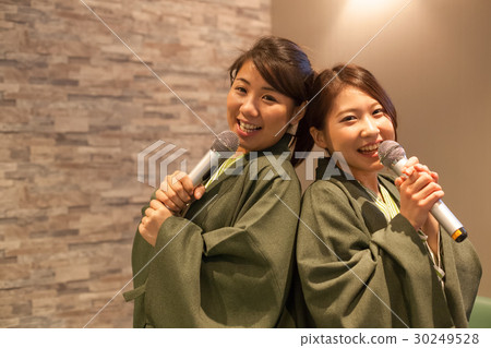 享受卡拉OK演唱的兩名婦女在溫泉浴衣 30249528