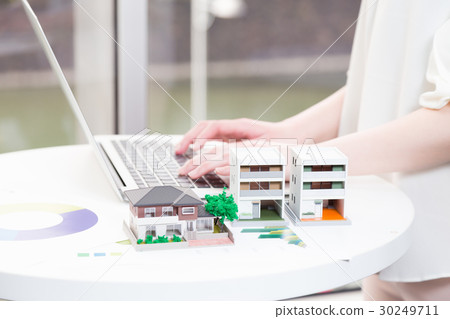 操作電腦的女人 操作電腦的女人 30249711