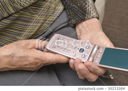老人擁有的手機 老人擁有的手機 30251084