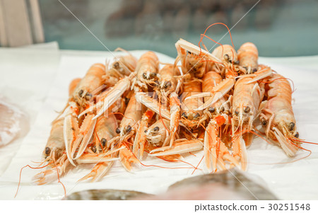 Fresh lobsters on ice on seafood market. 30251548