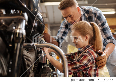 Dedicated cool dad teaching his child Dedicated cool dad teaching his child 30252877