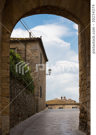 stone gates to Monteriggioni old town 30254374