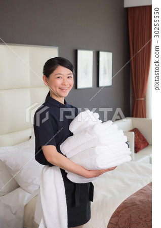Women who make a bed Women who make a bed 30255550