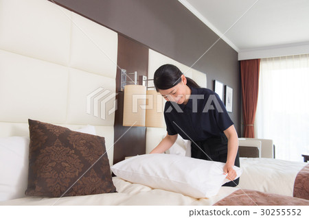 Women who make a bed 30255552