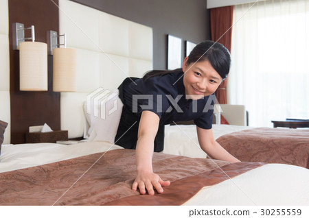 Women who make a bed 30255559