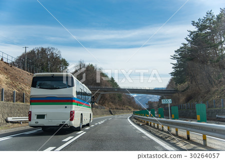 在春天中間運行的公共汽車 在春天中間運行的公共汽車 30264057