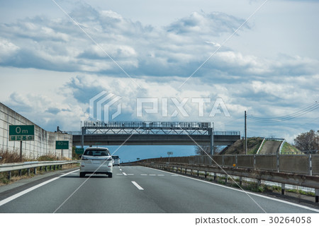 經過中央高速公路上的汽車orbis檢查基點 30264058